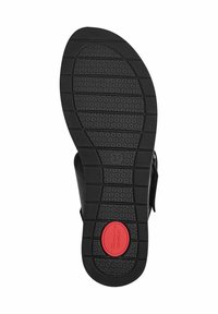 Suola di sandalo nera con un motivo di grip texturizzato, dotata di un accento in gomma rossa. Il design presenta una forma piatta e bordi arrotondati.