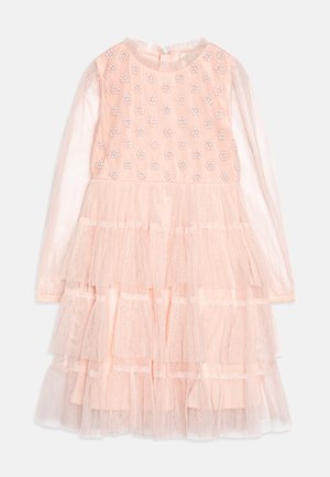 Robe rose en tulle avec un bustier ajusté orné de perles florales, des manches longues et transparentes, et une jupe à volants à plusieurs niveaux.