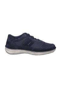 Zapato azul marino con cordones, que presenta gamuza y malla, con una superficie texturizada y una suela de goma texturizada. Detalles laterales y costuras notables.