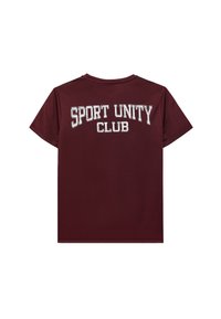 Camiseta de manga corta color marrón con "SPORT UNITY CLUB" impreso en blanco en la parte posterior. Tejido suave con un corte relajado y cuello redondo.