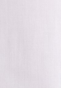 Biały tekstylia o delikatnej, jednolitej fakturze. Materiał wydaje się lekki i gładki, odpowiedni do różnych zastosowań tekstylnych.