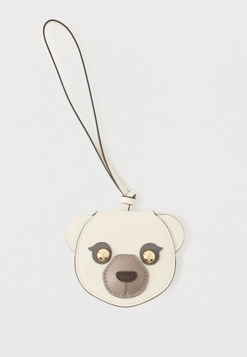 Λευκό δερμάτινο μπρελόκ σε σχήμα προσώπου αρκούδας με καφέ λεπτομέρειες, χρυσά κουμπιά για μάτια και μαύρη θηλιά για στήριξη.
