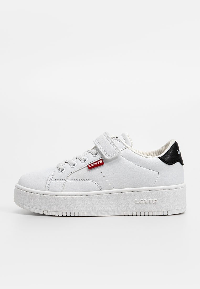 Sneaker bianco con suola spessa, caratterizzata da un'esterno in pelle, punta tonda, accentuazione nera sul tallone e logo rosso Levi's sul lato.