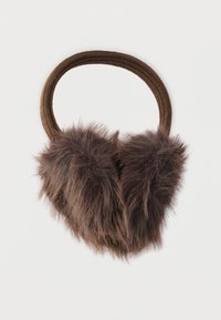 Smeđe umjetno krzno za uši s mekanom teksturom i tamno smeđom pletenom trakom za glavu, dizajnirano da pokriva uši i pruža toplinu.