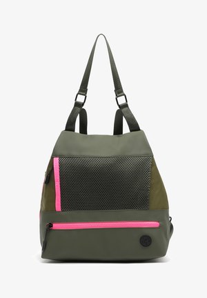 Mochila verde con panel de malla, acentos en rosa brillante, correas ajustables, bolsillos con cremallera y textura suave. Presenta un diseño moderno y angular.