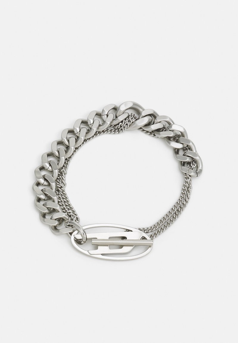 Pulsera de cadena de plata con eslabones gruesos y una sección trenzada, terminada con un cierre curvado tipo candado y textura suave.