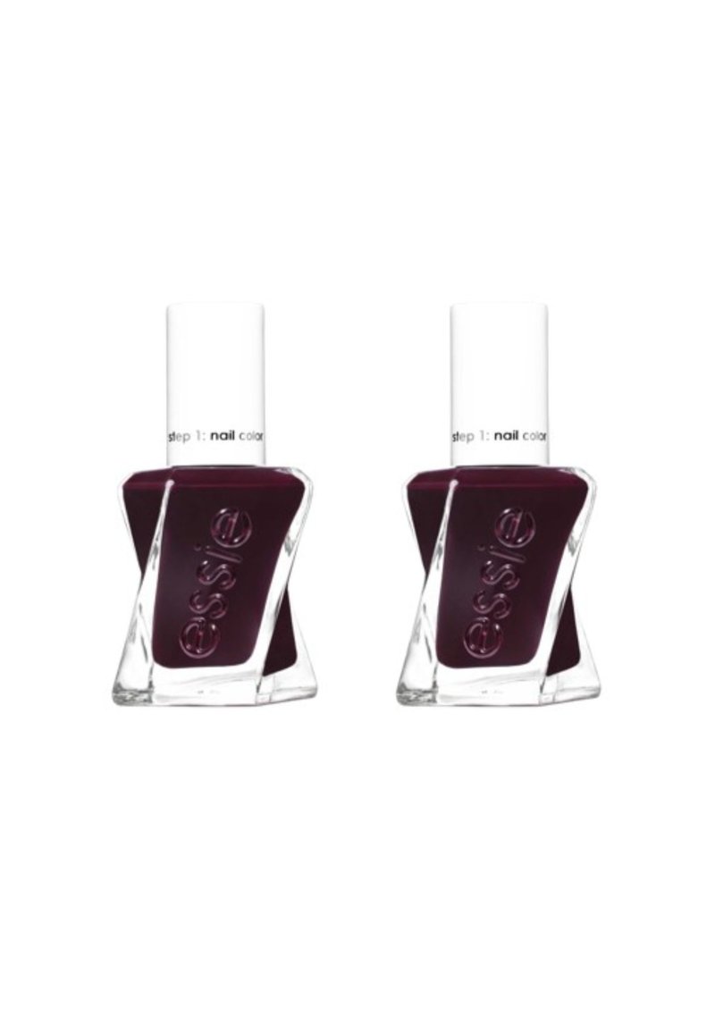 Deux bouteilles de vernis à ongles bourgogne foncé avec un design en verre transparent et angulaire, et des bouchons blancs comportant un texte noir indiquant "Étape 1 : Couleur des Ongles."