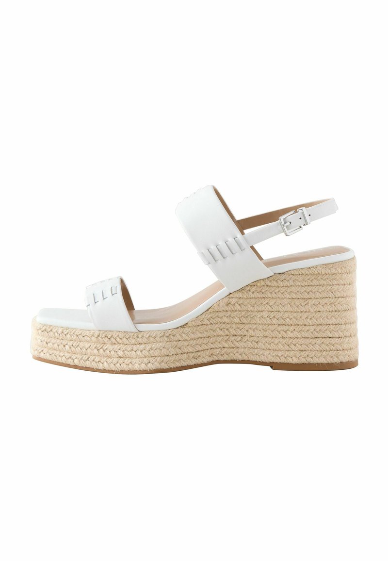 Hvide kile sandaler med en struktureret jute platform og læderoverdel. Har en justerbar ankelrem og to remdesign.