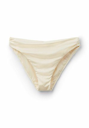 Parte inferior de bikini color crema hecha de una tela suave y elástica. Presenta un diseño de cintura baja y detalles fruncidos en los laterales para un ajuste cómodo.