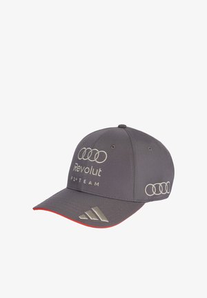 Grijze honkbalpet met het Audi-ringenlogo, tekst "Revolut F1 Team" aan de voorkant en Adidas-logo op de rand van de klep met rode rand eronder.
