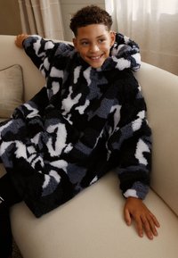Next Flísová bunda - black white camo