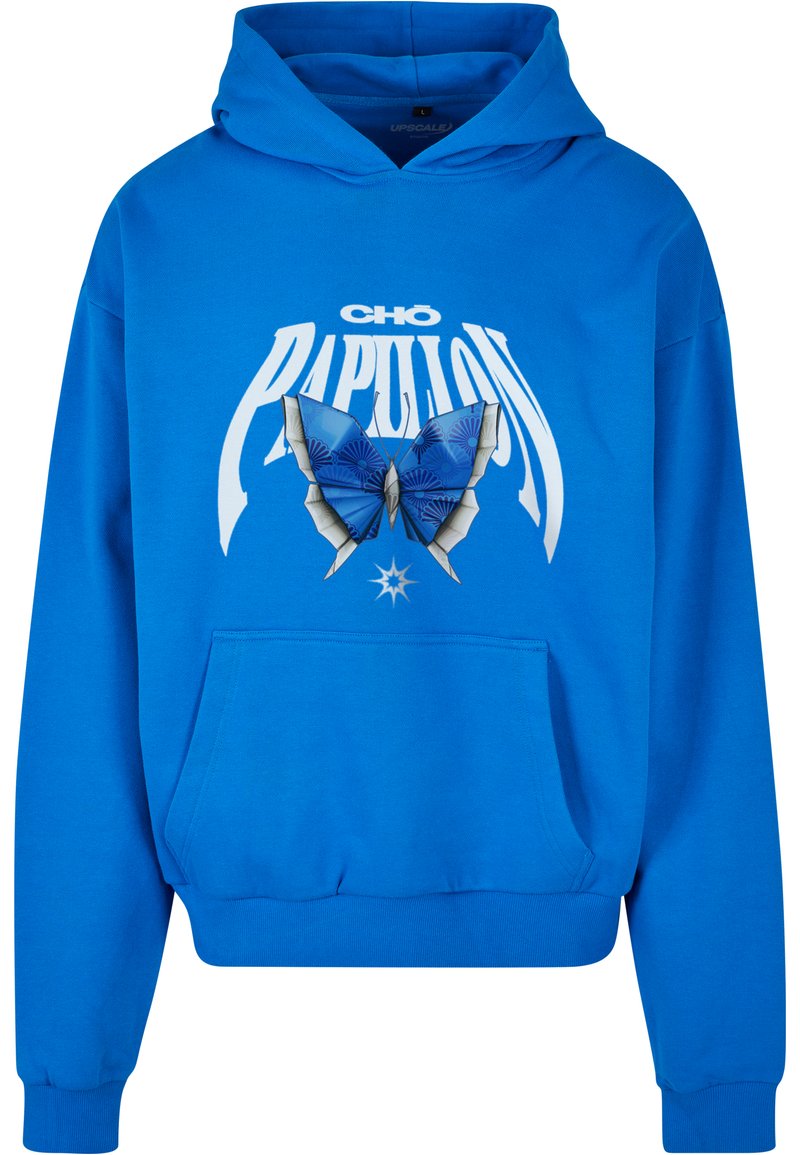 Hanorac cu glugă albastru, realizat dintr-un material moale, având un design mare cu un fluture grafic și textul "CHO PAPILLON" pe piept.