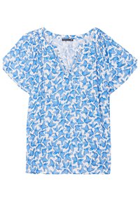 Blauw en witte blouse met korte mouwen, voorzien van een geometrisch patroon, V-hals en geplooide details bij de schouders. Lichte stof.