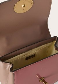 Borsa in pelle rosa con interno marrone, dotata di fibbia in metallo dorato e superficie liscia e lucida. Forma rettangolare compatta.