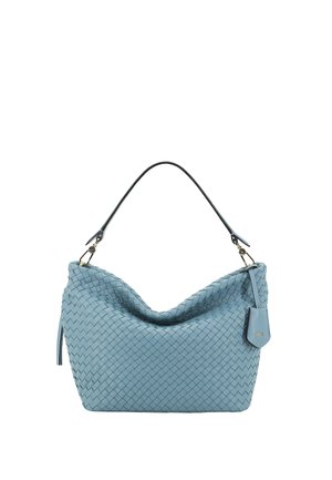 Hellblaue gewebte Lederhandtasche mit einem schwarzen Schulterriemen und einem kleinen angehängten Etikett auf weißem Hintergrund.