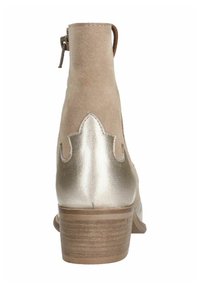 Beżowe botki za kostkę z zamszową cholewką, metalicznie złotymi akcentami, dekoracyjnym wzorem w wycięciach oraz drewnianym obcasem. Zamek błyskawiczny z tyłu.