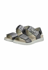 Stříbrné metalické sandály se dvěma širokými popruhy a přezkou. Bílé strukturované podešve, otevřená špička a minimalistický styl.