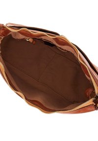 Borsa a tracolla in pelle marrone con chiusura a zip. L'interno è foderato in tessuto, caratterizzato da un design semplice e un unico scomparto. Dettagli in hardware dorato.
