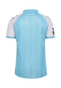 Lyseblå sports T-shirt med korte ærmer med hvide raglanærmer og en lille mørk logo på højre ærme, vist bagfra.