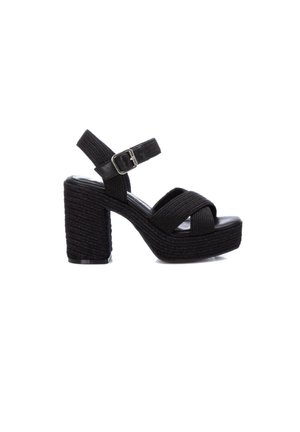 Sandalias de plataforma negras con un chunky de trenzado, tiras cruzadas de tela texturizada y una correa ajustable en el tobillo con un hebilla de metal.