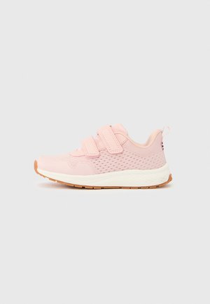 Lys rosa barne-sneaker med mesh-overdel, to borrelåsstropper, hvit polstret såle og gummiyttersåle på hvit bakgrunn.