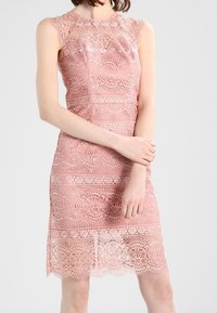 Chi Chi London Koktejlové šaty / šaty na párty - light pink