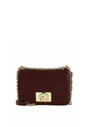 Sac à épaule en cuir matelassé rouge foncé avec bandoulière chaîne dorée et fermoir rectangulaire doré présentant un design stylisé de serrure.