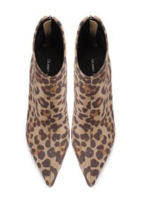 Stivale alla caviglia con stampa leopardata, punta affusolata, texture morbida e zipper decorativo. Il materiale mescola colori beige, marrone scuro e nero.