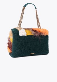 Textuur handtas met een donkergroene basis, voorzien van verschillende kleuren en bontaccenten. Het heeft een kettinghengsel en een vierkante vorm.