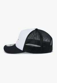 Trucker-Cap mit einem weißen Vorderteil, schwarzem Netzrücken und einem gebogenen schwarzen Schirm. Verfügt über eine verstärkte Struktur und einen Snapback-Verschluss.