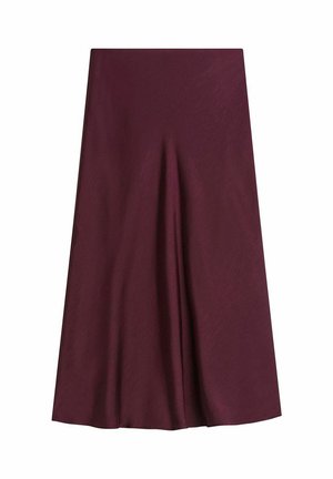 Burgundy midiklänning gjord av mjukt tyg, med en utsvängd form, en fläktande silhuett och utan synliga knäppningar eller mönster.