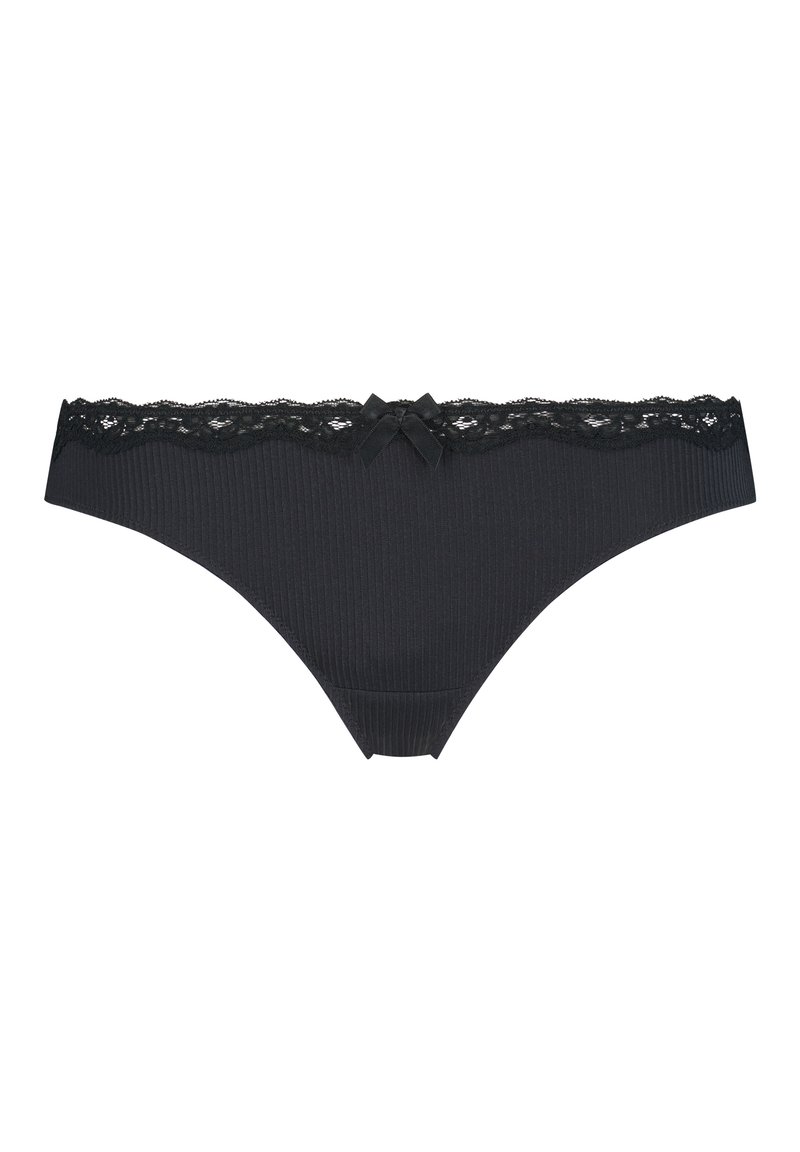 Zwarte geribbelde string met een kantafwerking aan de tailleband, verfraaid met een klein strikje in het midden. Zachte textuur en een gladde afwerking.