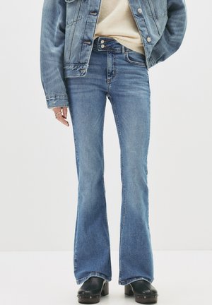 LOW-RISE  - Traperice krojene za nošenje s čizmama - blue denim