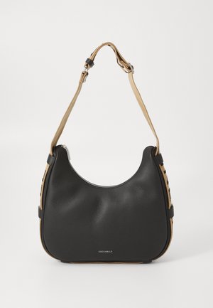 Sort læder skuldertaske med en rund form. Har en lynlåslukning og et lysebrunt rem med en tekstureret overflade og sorte accentdetaljer.