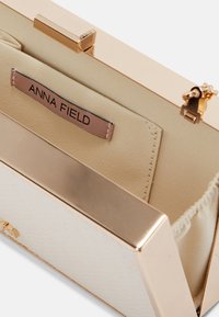 Anna Field Clutch - gold-coloured