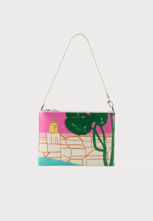 Sac à main rectangulaire avec une sangle blanche, présentant un design abstrait coloré d’un bâtiment, d’arbres et d’un chemin sur un fond rose, vert et bleu.