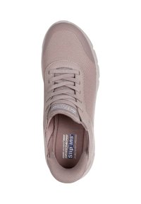 Sneaker rosa chiaro con parte superiore in rete, punta arrotondata e design con lacci. Presenta un morbido rivestimento interno e una soletta con marchio, adatta per l'uso come slip-on.
