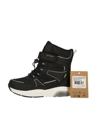 Zwarte hoge sneakers met een textuur aan de buitenkant, voorzien van een klittenbandsluiting, reflecterende accenten en een gewatteerde witte zool. Inclusief een productlabel.