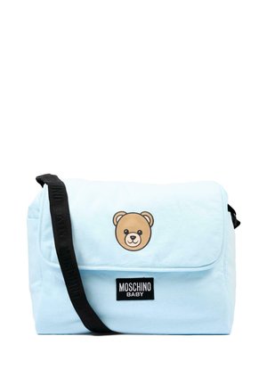 Bolsa de bebé azul claro con una correa de hombro negra ajustable, un gráfico de cara de osito de peluche y un parche negro con el logo de Moschino Baby.