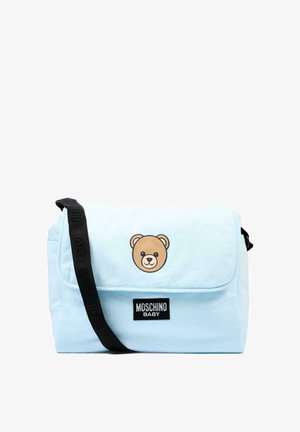 Bolsa de bebé azul claro con una correa de hombro negra ajustable, un gráfico de cara de osito de peluche y un parche negro con el logo de Moschino Baby.