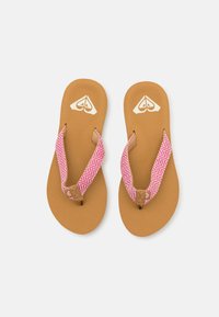 Barna flip-flop papucs pink cikk-cakk mintás pántokkal. Párnázott talpbetét bézs árnyalatban. Két háromszög alakú logó a talpbetéten.