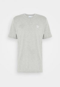 Grå kortärmad t-shirt i mjuk bomull, med en vit Adidas-logotyp på vänster bröst. Klassisk rundhalsad design.