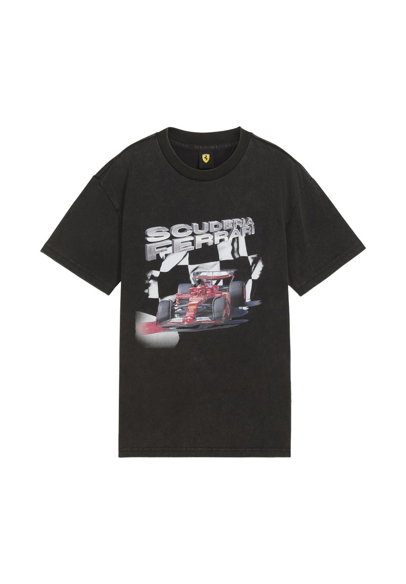 Schwarzes Baumwoll-T-Shirt mit einem grafischen Design eines roten Rennwagens und "SCUDERIA FERRARI" in großen silbernen Buchstaben. Kurze Ärmel, Rundhalsausschnitt.