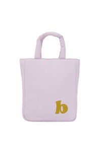 Lys lilla tote taske med polstret stof. Har to korte håndtag og et fremtrædende guld broderet bogstav "b" på forsiden.