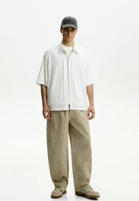 Bershka TEXTURED SHORT SLEEVE BOXY FIT - Košeľa - white