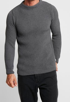 Pull en tricot côtelé gris avec un col rond et des manches longues, présentant un motif texturé et une silhouette ajustée.