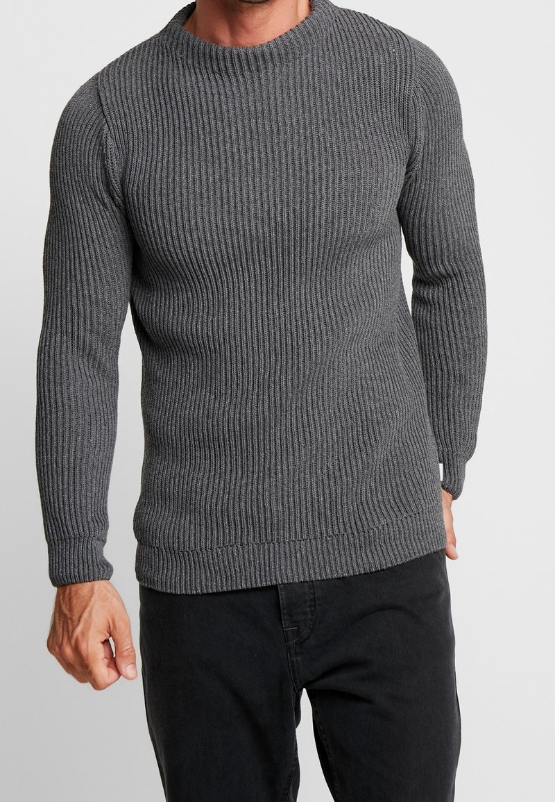 Grauer gerippter Strickpullover mit Rundhalsausschnitt und langen Ärmeln, der ein strukturiertes Muster und eine taillierte Silhouette aufweist.