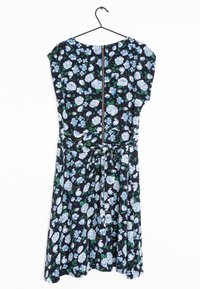 Ärmelloses, marineblaues Kleid mit blau-weißer Blumenmusterung, Vorderreißverschluss und Stoffgürtel, hängt an einem schwarzen Kleiderbügel vor einem weißen Hintergrund.