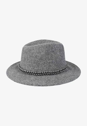 Pelēks sajūta cepure ar plašu malu un diagonālu augšu. Apkārt pamatnei ir melna ķēdes akcenta detaļa. Mīksta tekstūra, strukturēta forma.