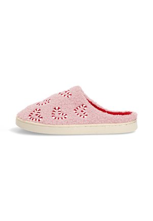Zapatilla rosa y esponjosa con recortes en forma de corazón rojo, con un forro rojo que contrasta y una suela beige. Textura suave y diseño casual de espalda abierta.